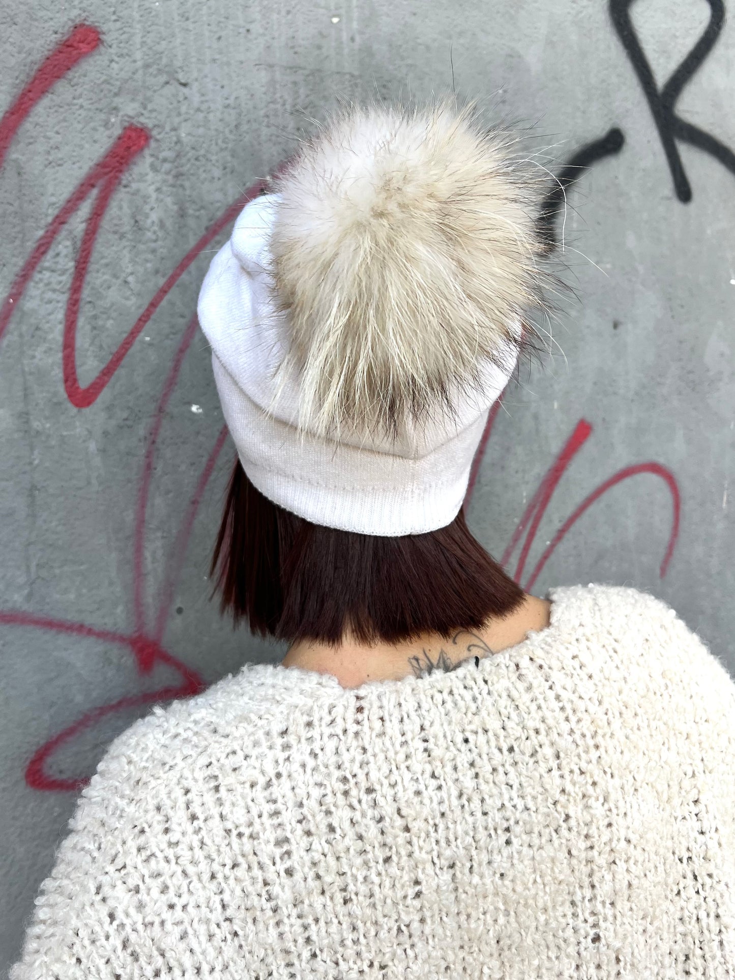 CAPPELLO SCESO CON PON PON LAPIN REMOVIBILE LATTE