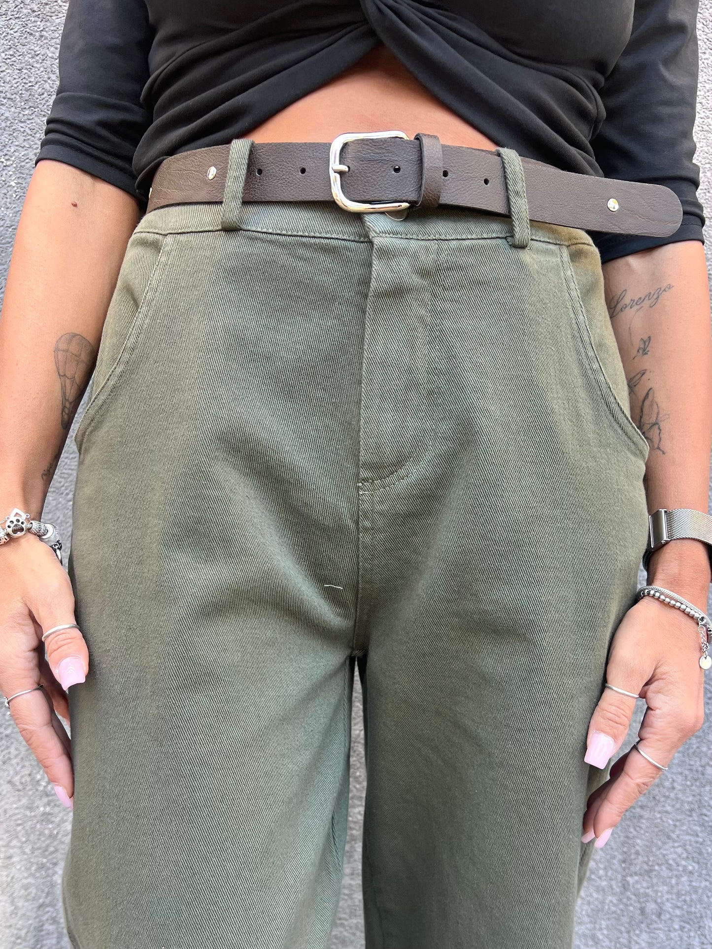 MOTEL PANTALONE BARREL CON CINTURA MILITARE