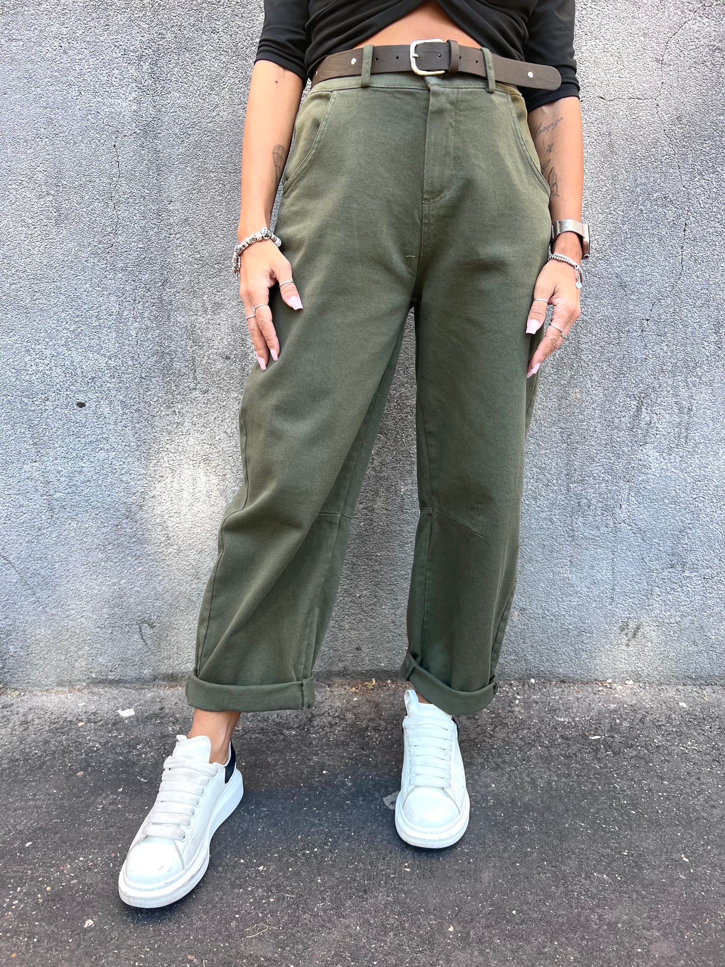 MOTEL PANTALONE BARREL CON CINTURA MILITARE