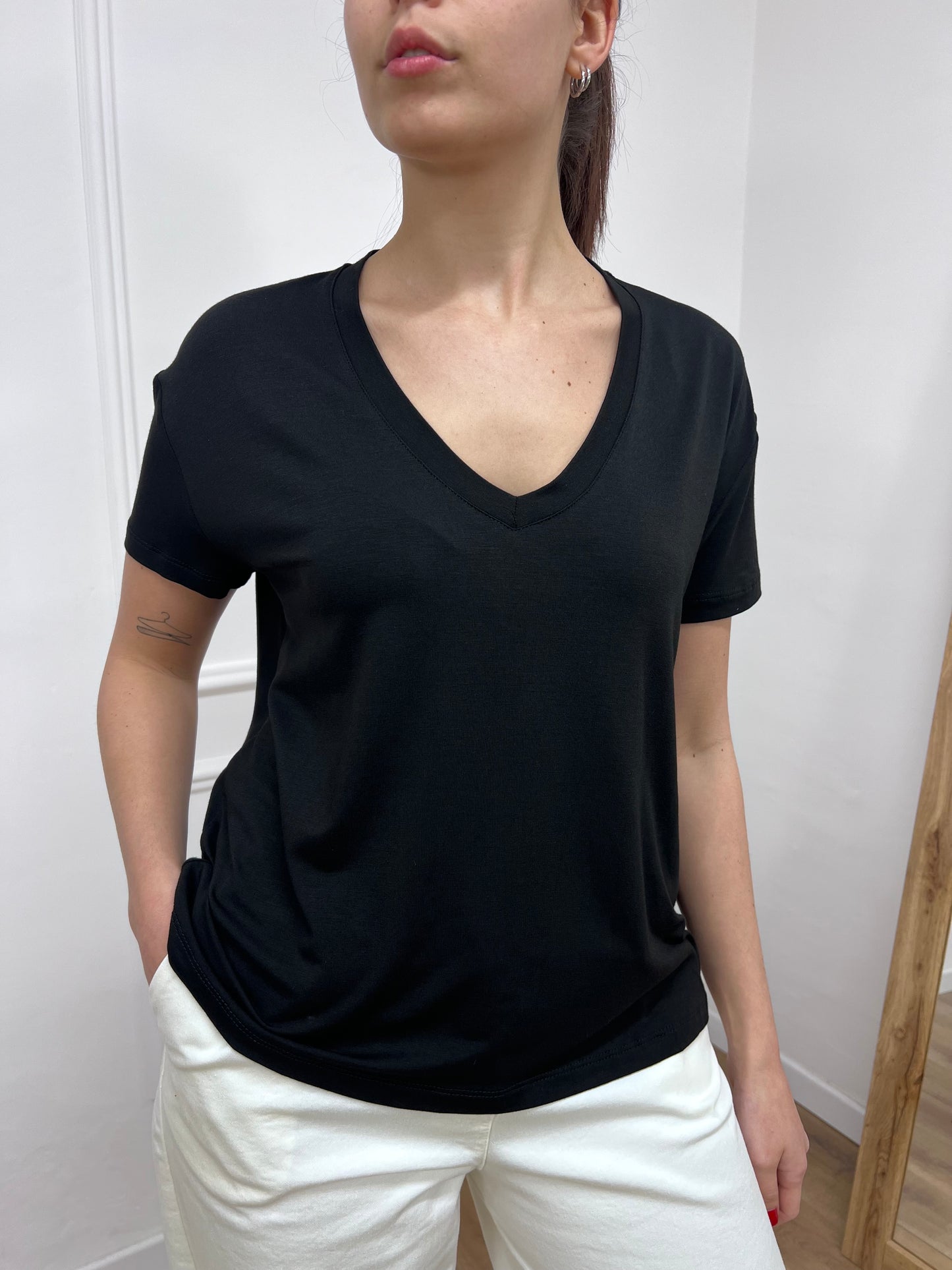 SUSY MIX T-SHIRT SCOLLO V VISCOSA BETTA NERO
