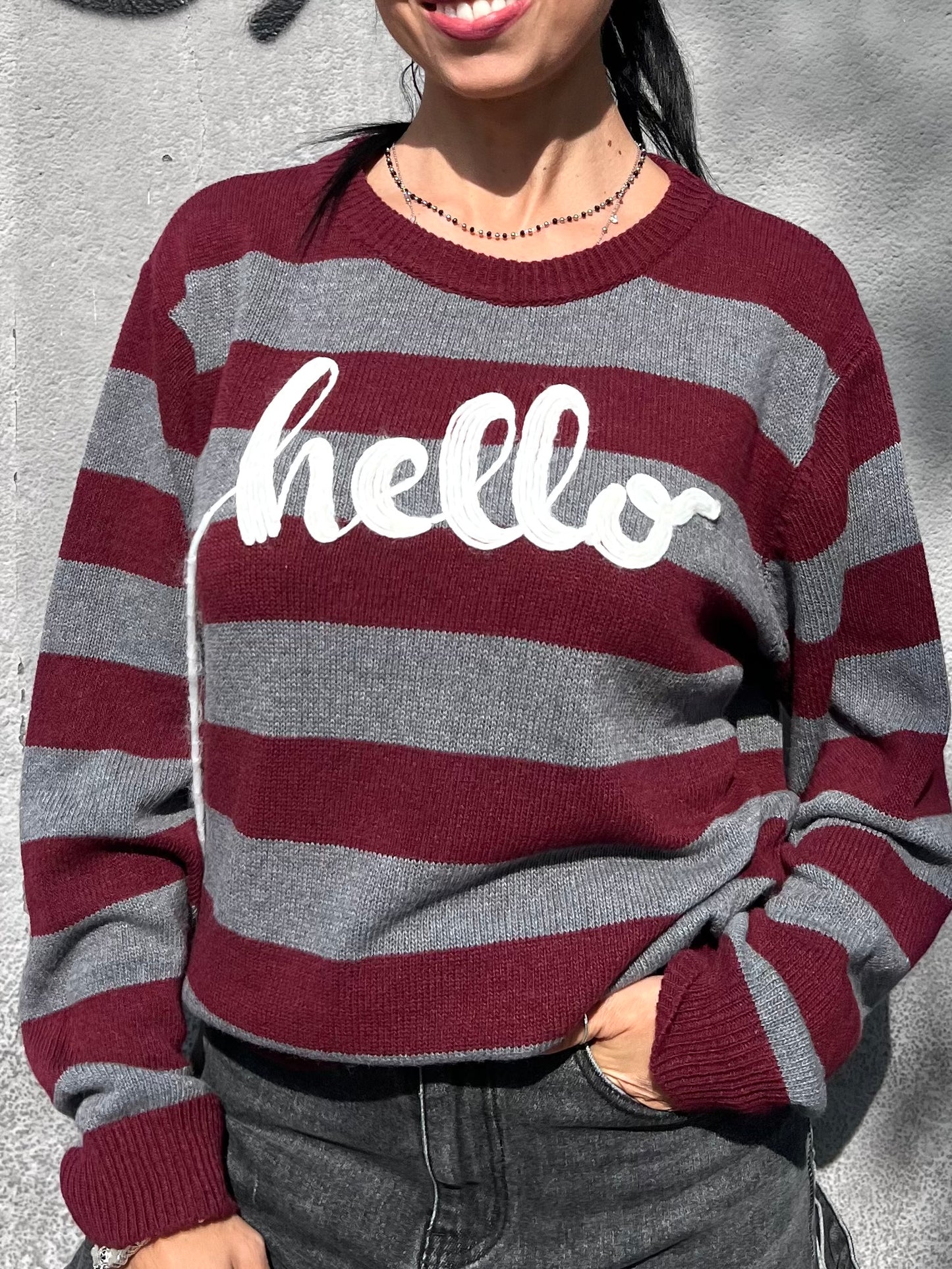SUSY MIX MAGLIA RIGHE RICAMO “HELLO” VINO