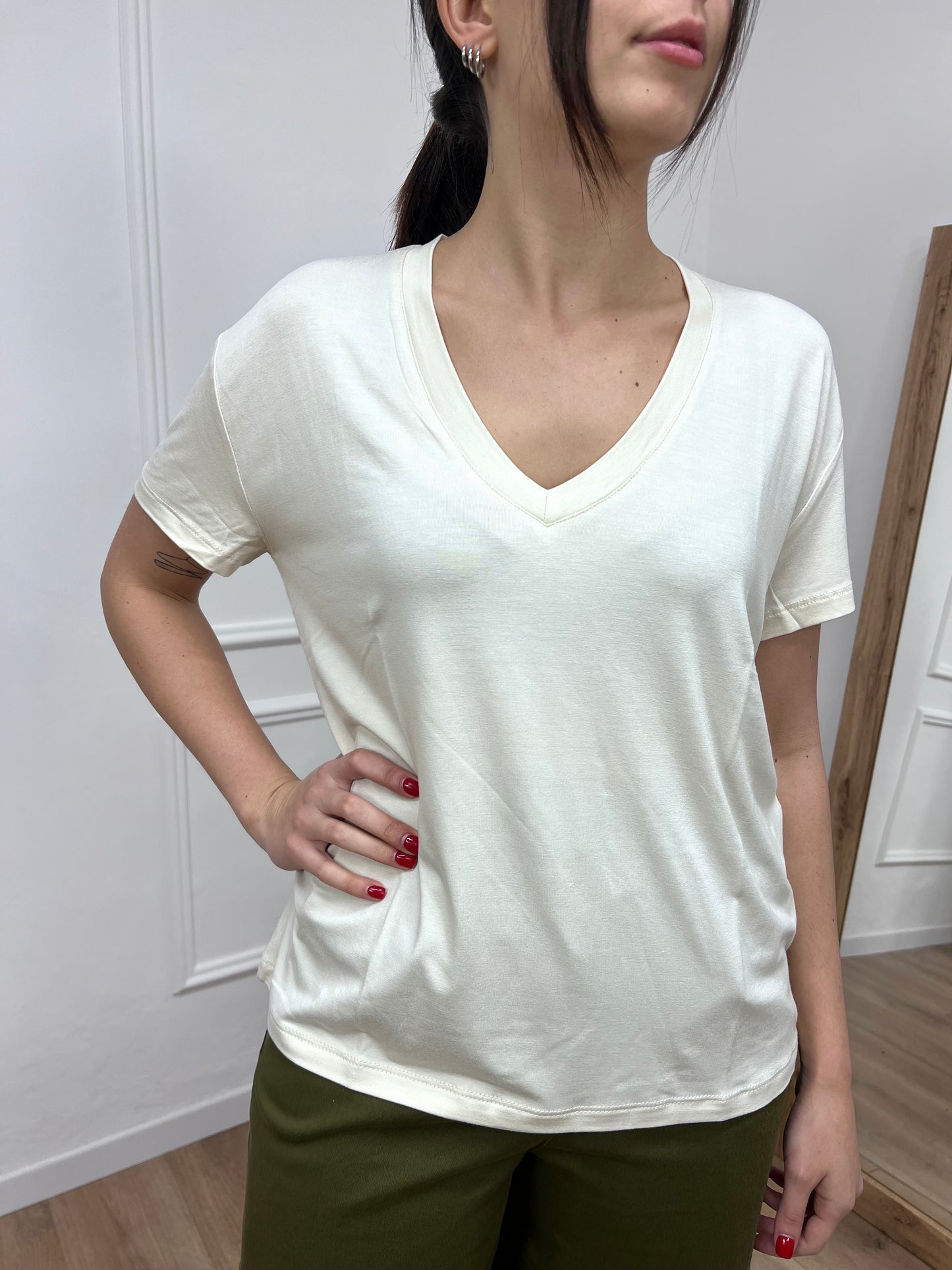 SUSY MIX T-SHIRT SCOLLO V VISCOSA BETTA BURRO