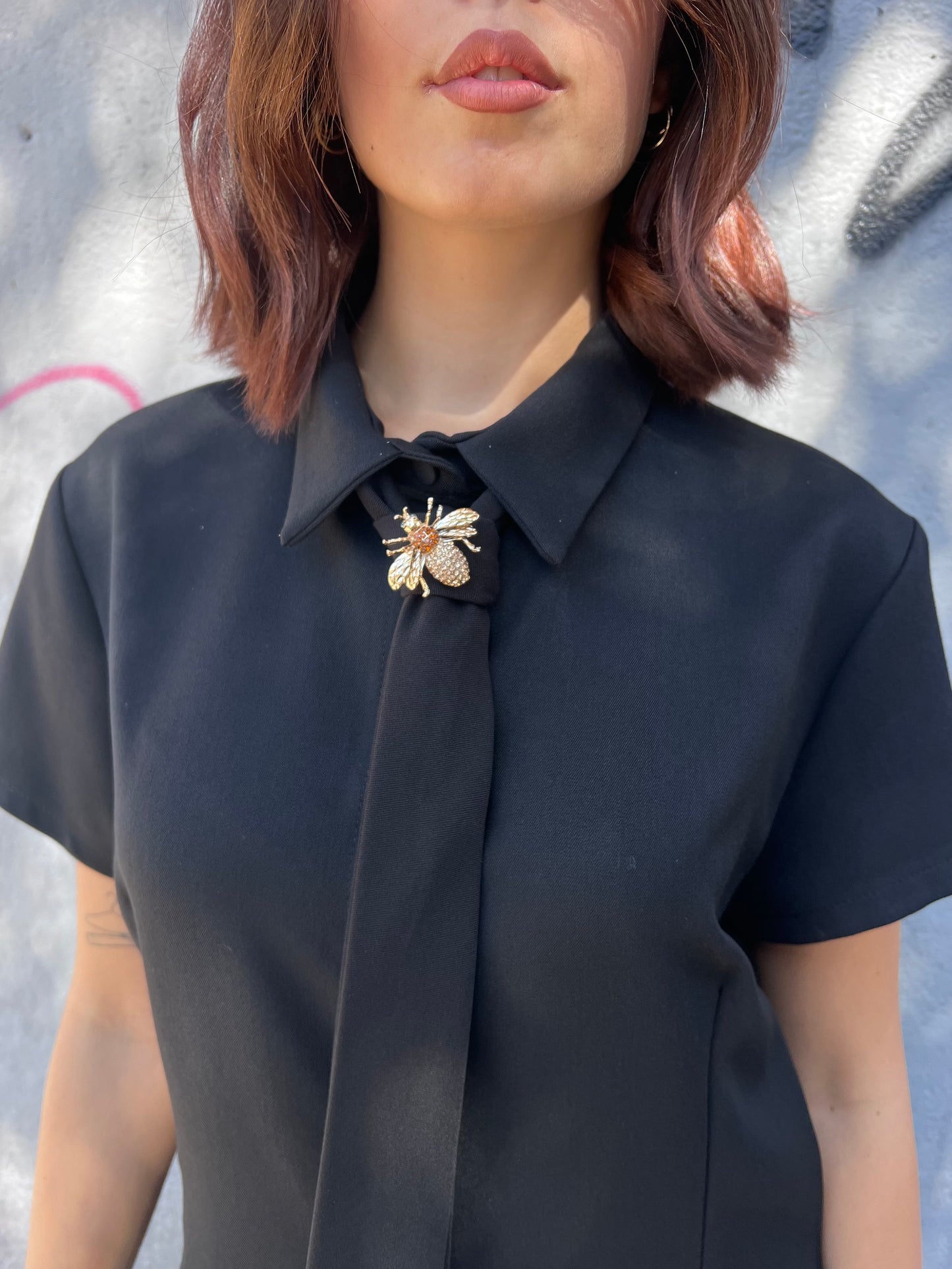 SUSY MIX ABITO CORTO CHEMISIER CRAVATTA SPILLA BEE NERO