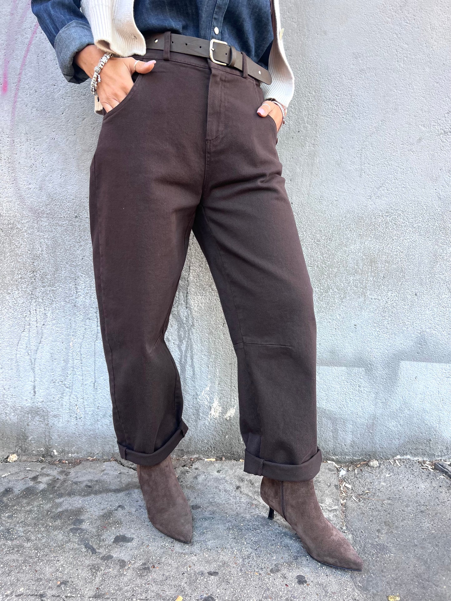 MOTEL PANTALONE BARREL CON CINTURA CIOCCOLATO