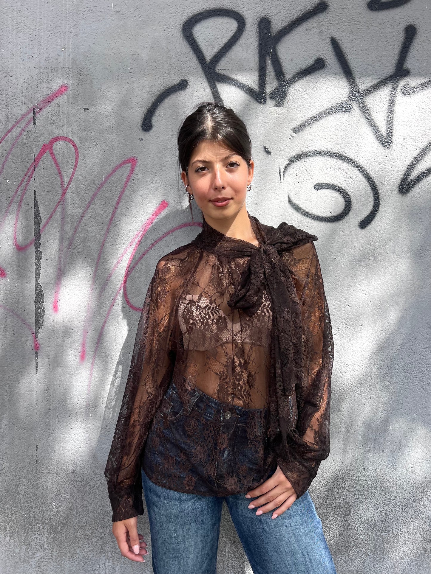 BLUSA PIZZO COLLO COREANO CON FIOCCO ANDREIA CIOCCOLATO