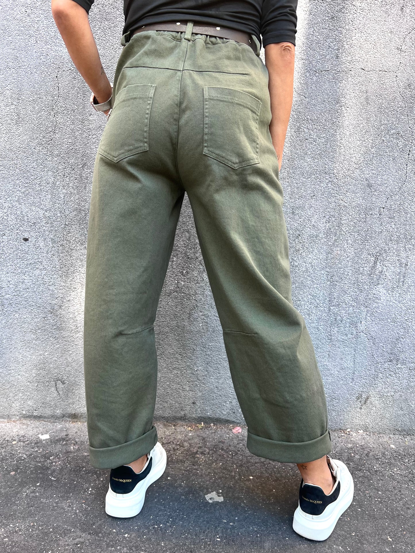 MOTEL PANTALONE BARREL CON CINTURA MILITARE
