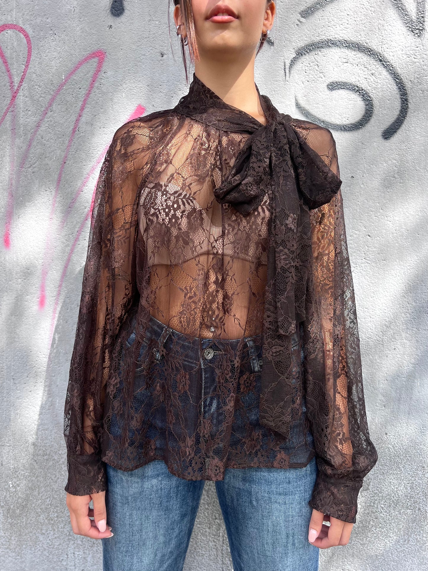 BLUSA PIZZO COLLO COREANO CON FIOCCO ANDREIA CIOCCOLATO