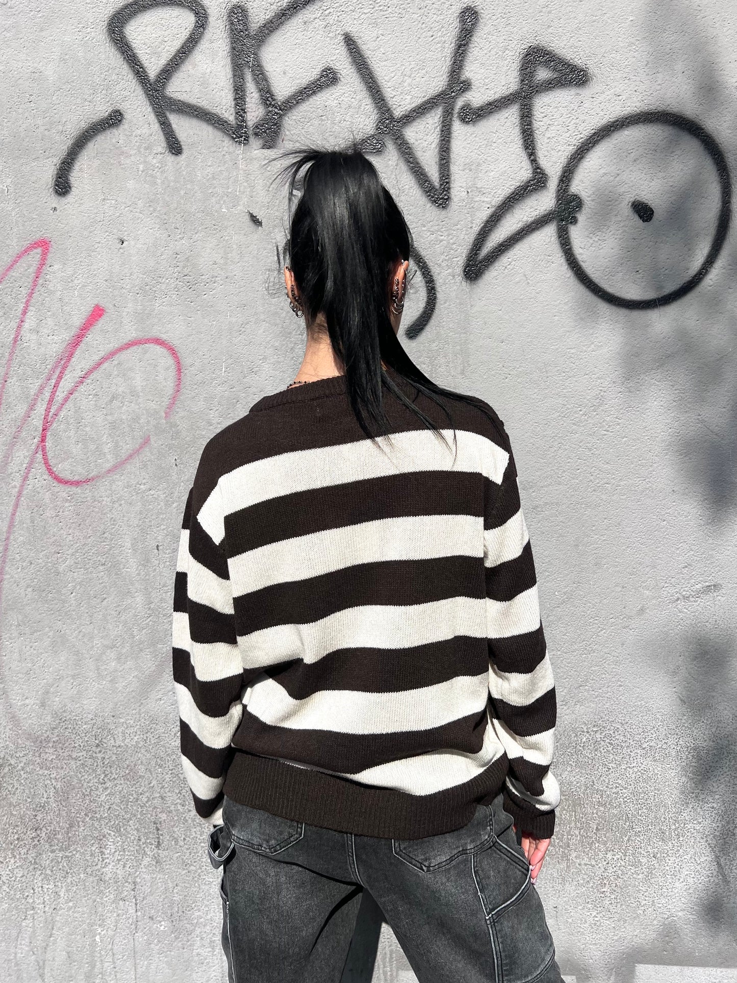 SUSY MIX MAGLIA RIGHE RICAMO “HELLO” MORO
