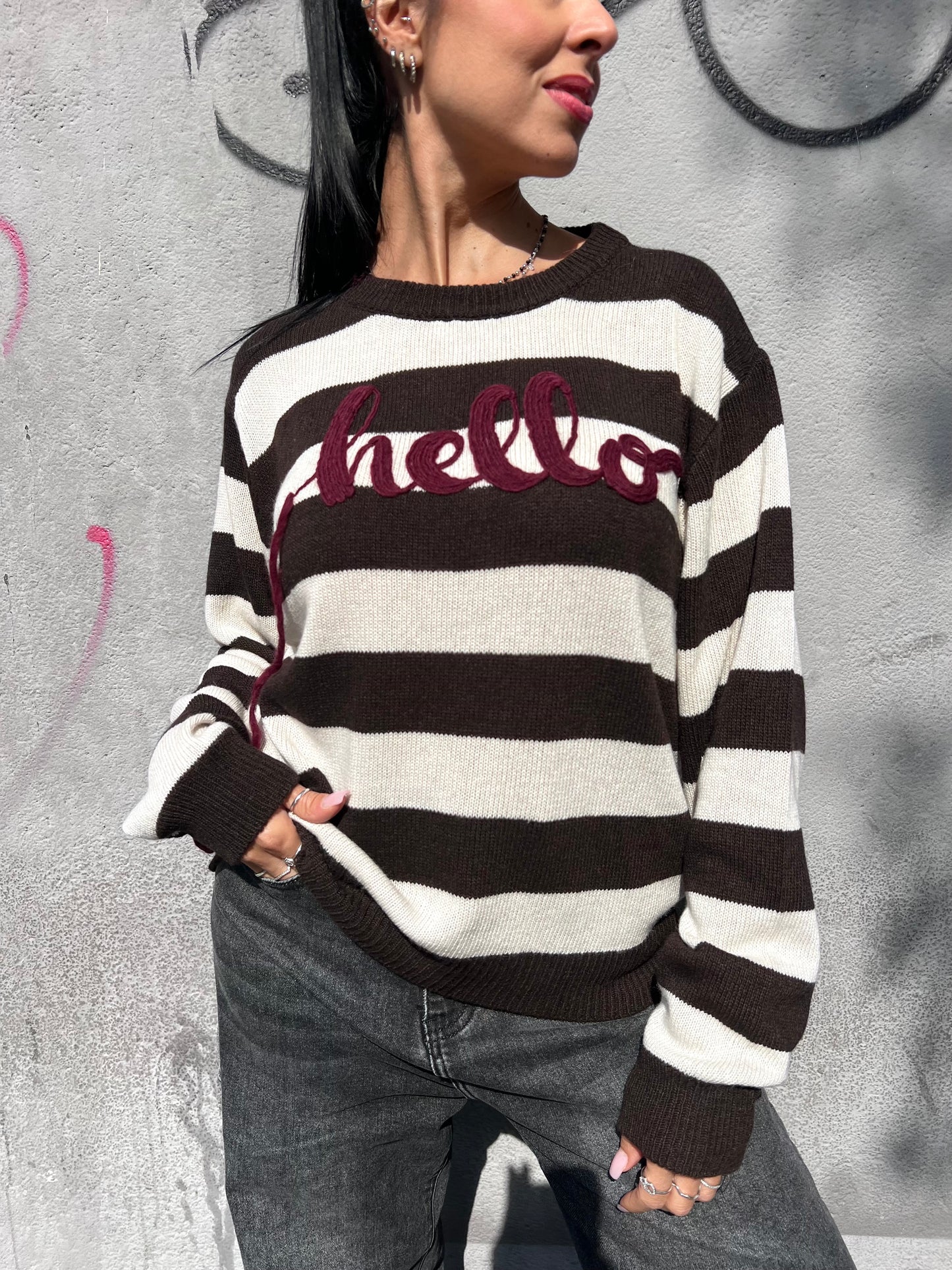 SUSY MIX MAGLIA RIGHE RICAMO “HELLO” MORO