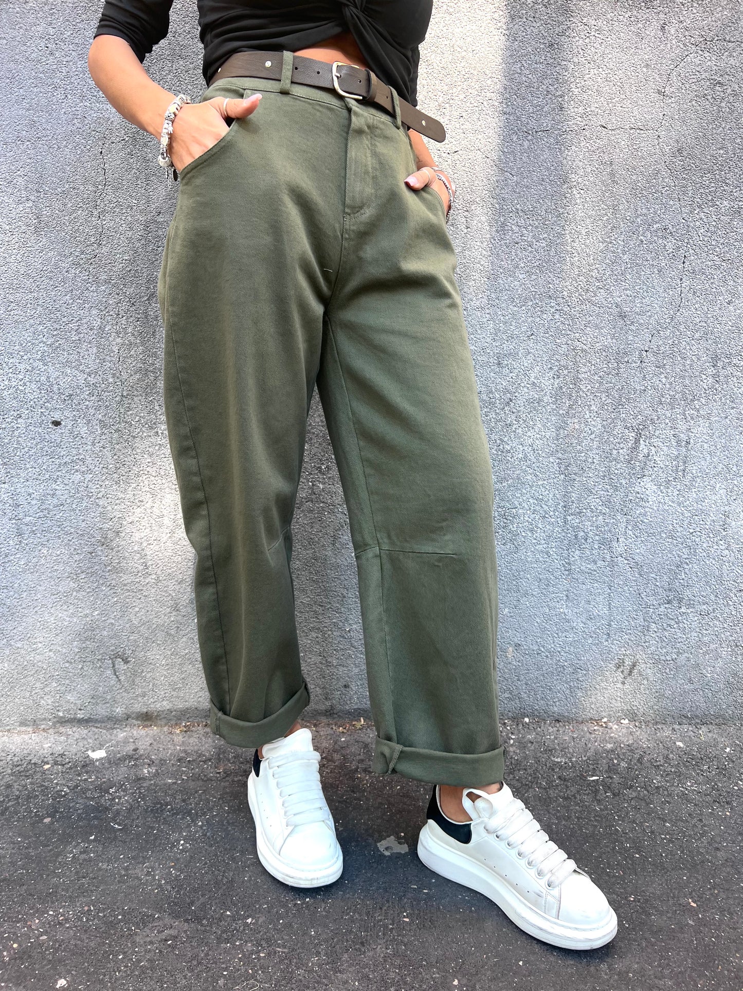 MOTEL PANTALONE BARREL CON CINTURA MILITARE