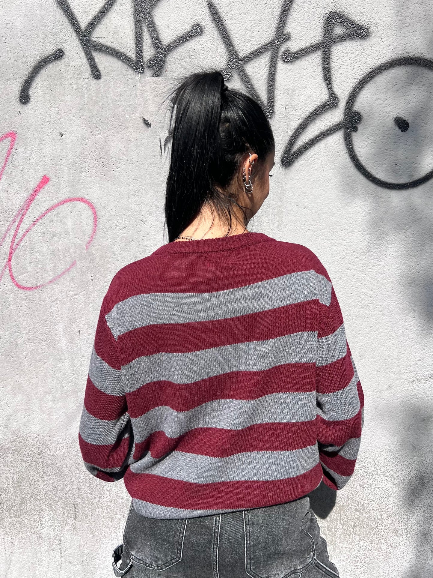 SUSY MIX MAGLIA RIGHE RICAMO “HELLO” VINO
