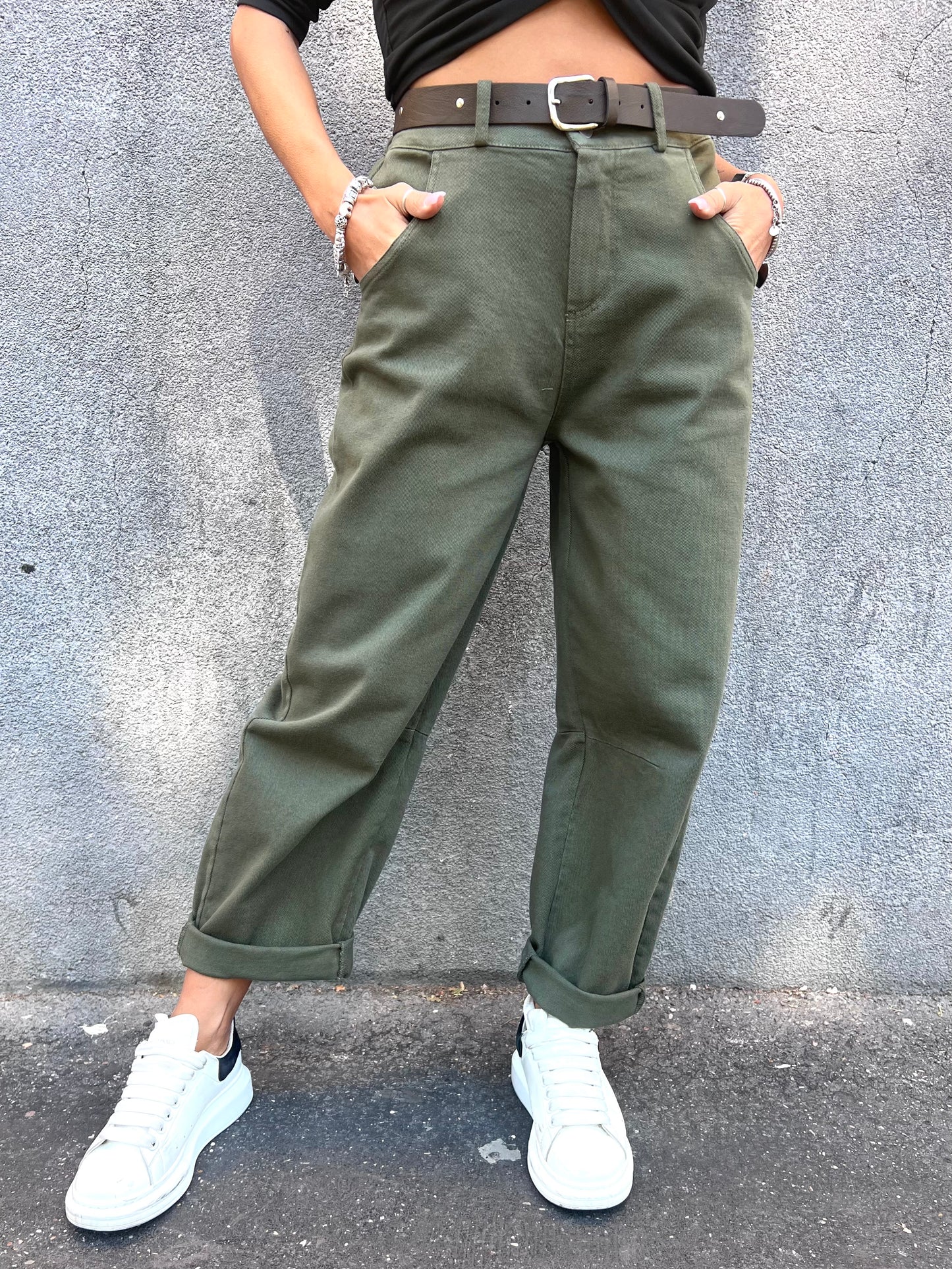 MOTEL PANTALONE BARREL CON CINTURA MILITARE