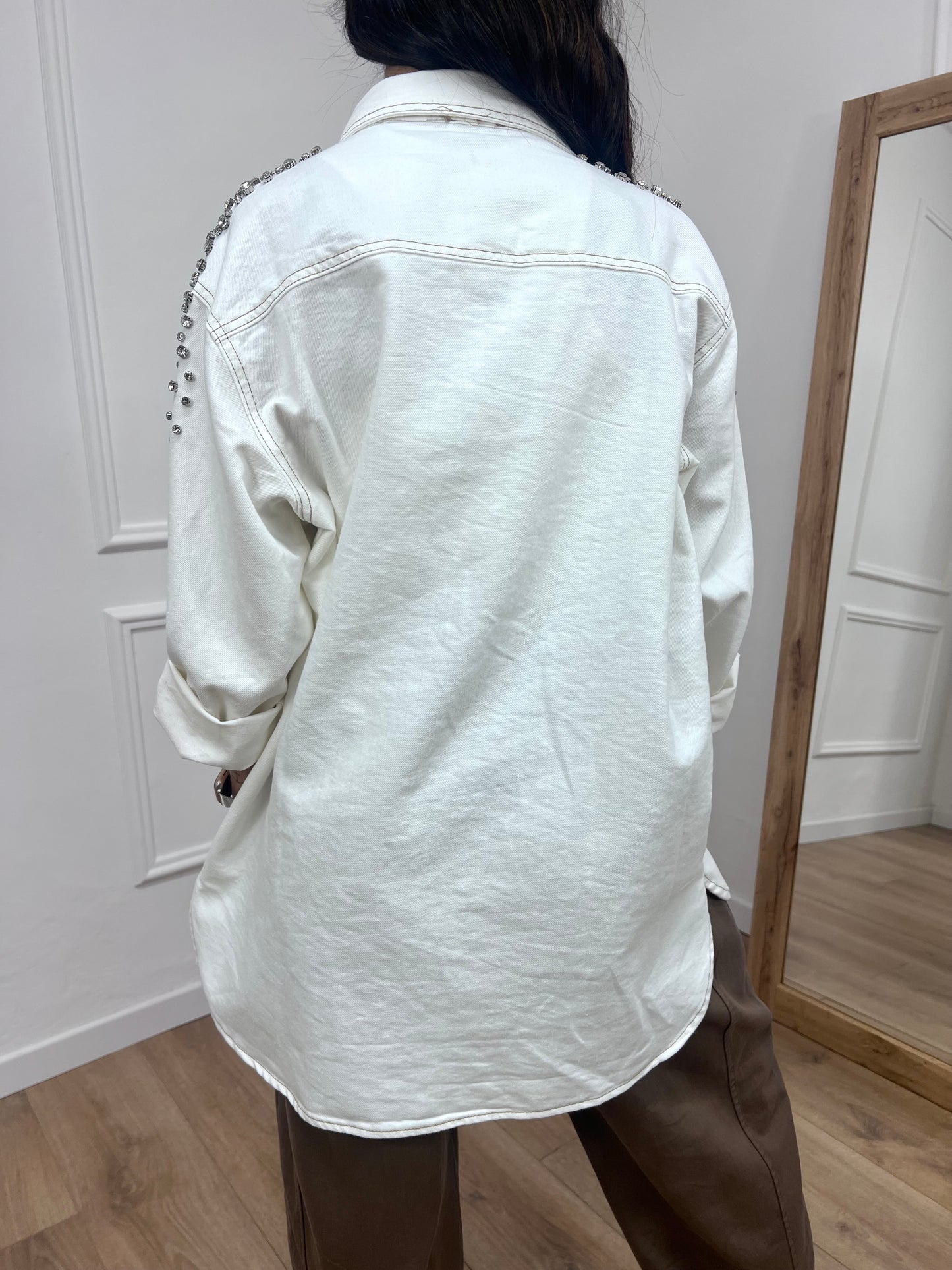 SUSY MIX CAMICIA OVER CON CABOCHON LUCE LATTE