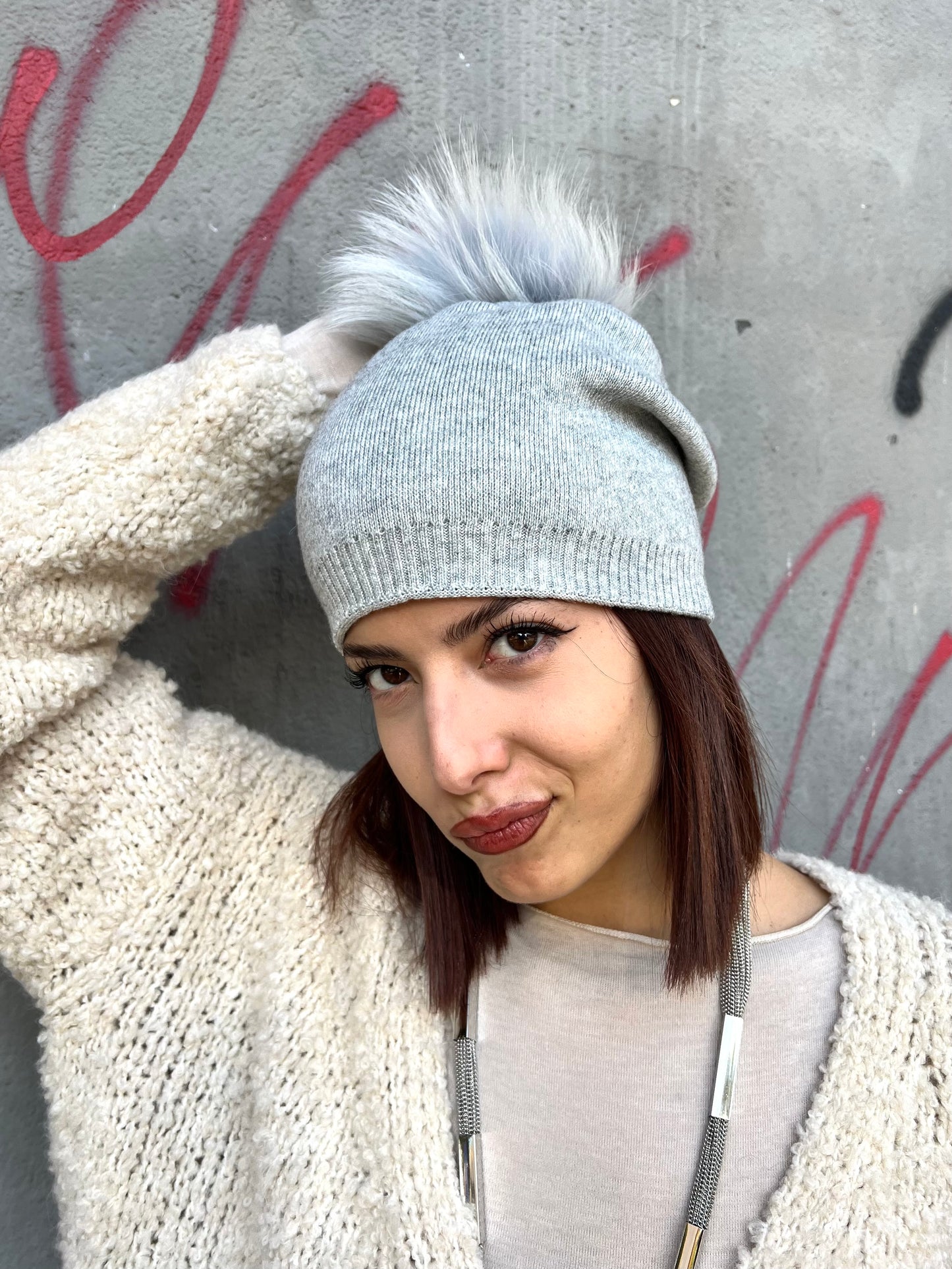 CAPPELLO SCESO CON PON PON LAPIN REMOVIBILE GRIGIO