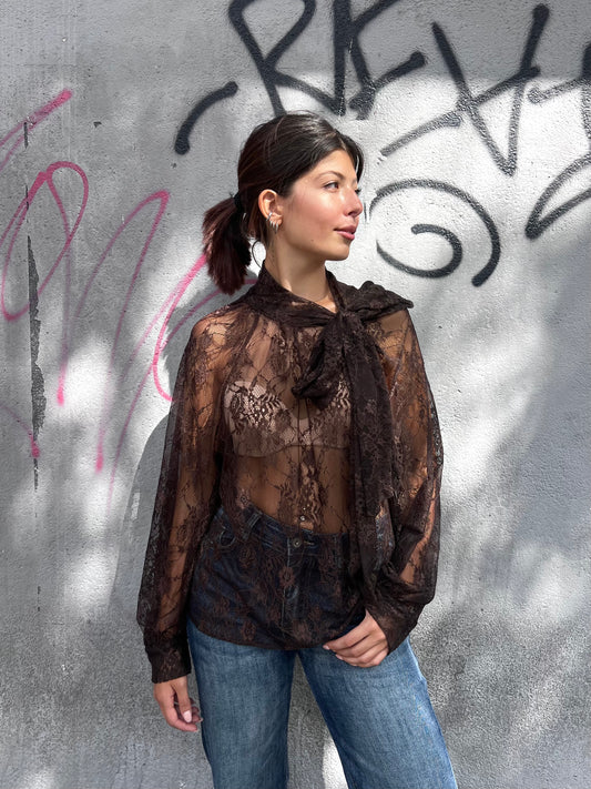 BLUSA PIZZO COLLO COREANO CON FIOCCO ANDREIA CIOCCOLATO