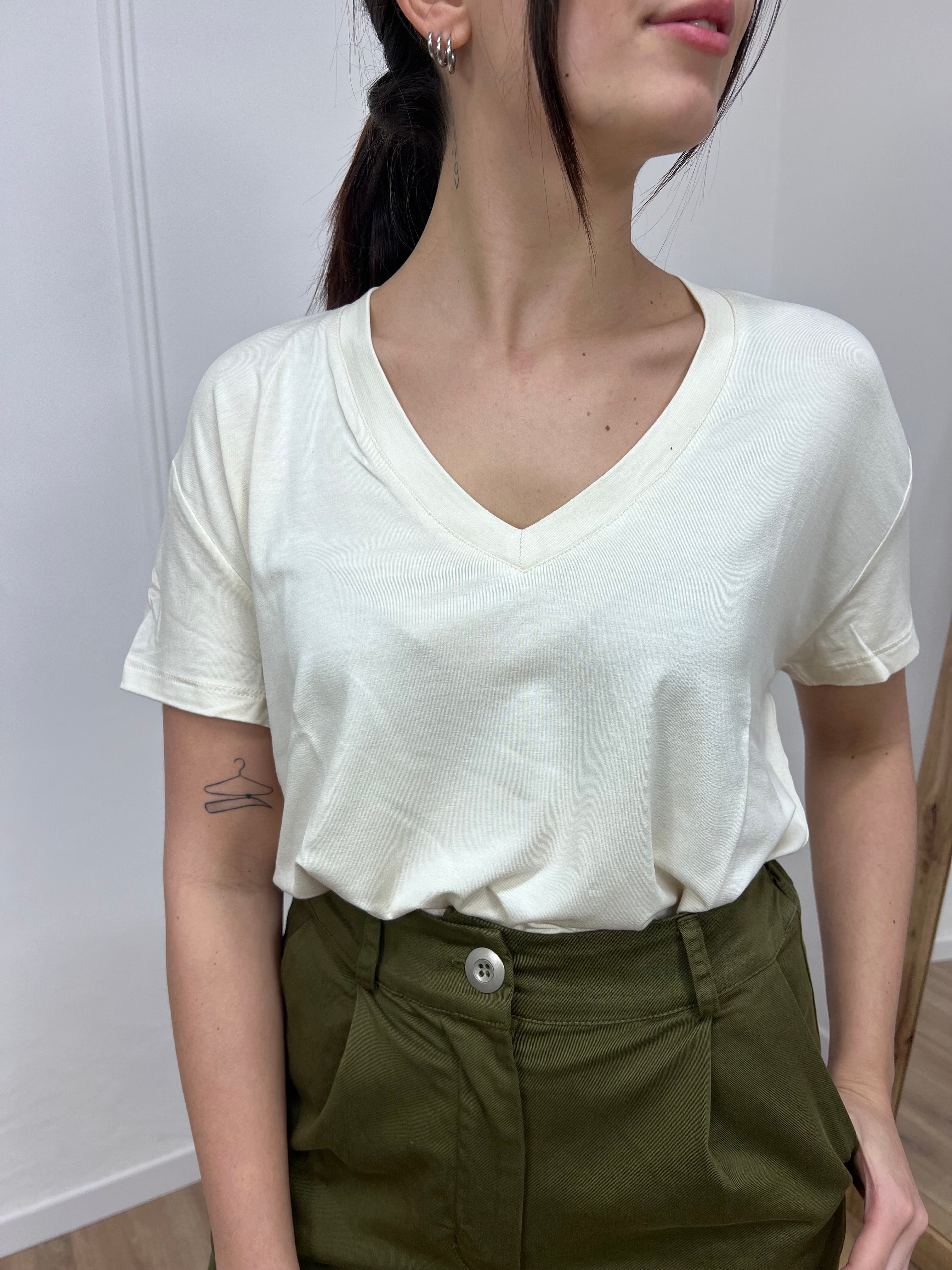 SUSY MIX T-SHIRT SCOLLO V VISCOSA BETTA BURRO