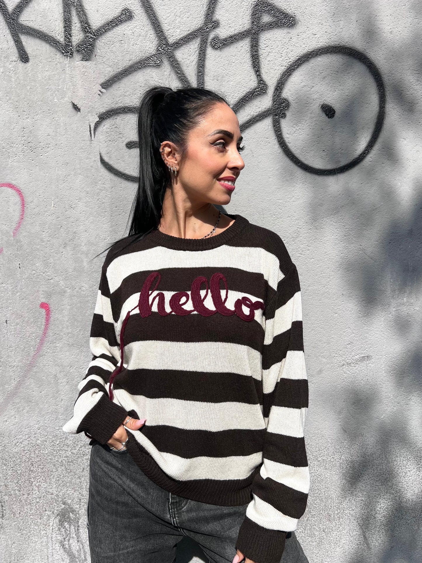SUSY MIX MAGLIA RIGHE RICAMO “HELLO” MORO