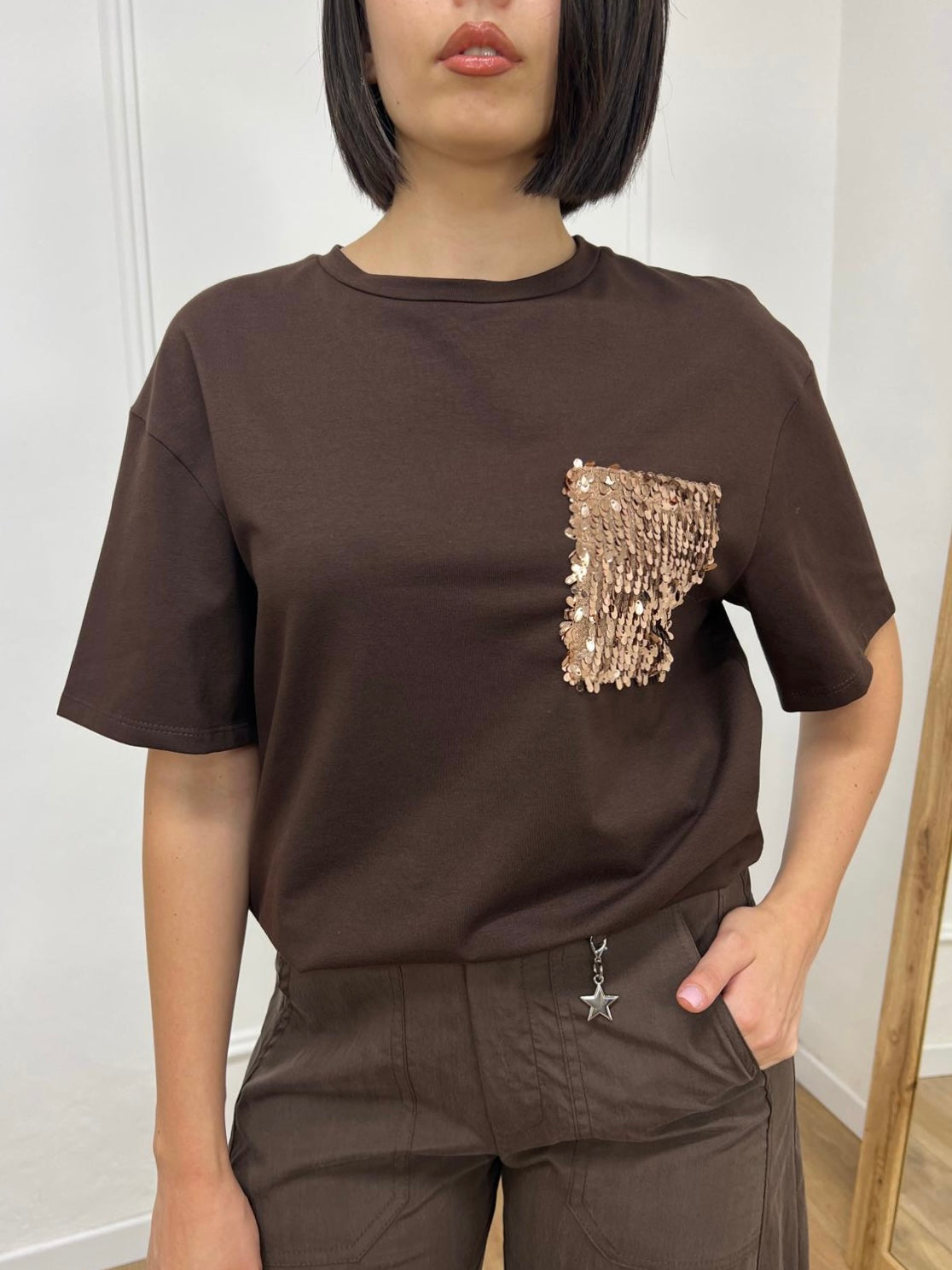 T-SHIRT GIROCOLLO M/C TASCHINO PAILLETTES MORO SUSY MIX