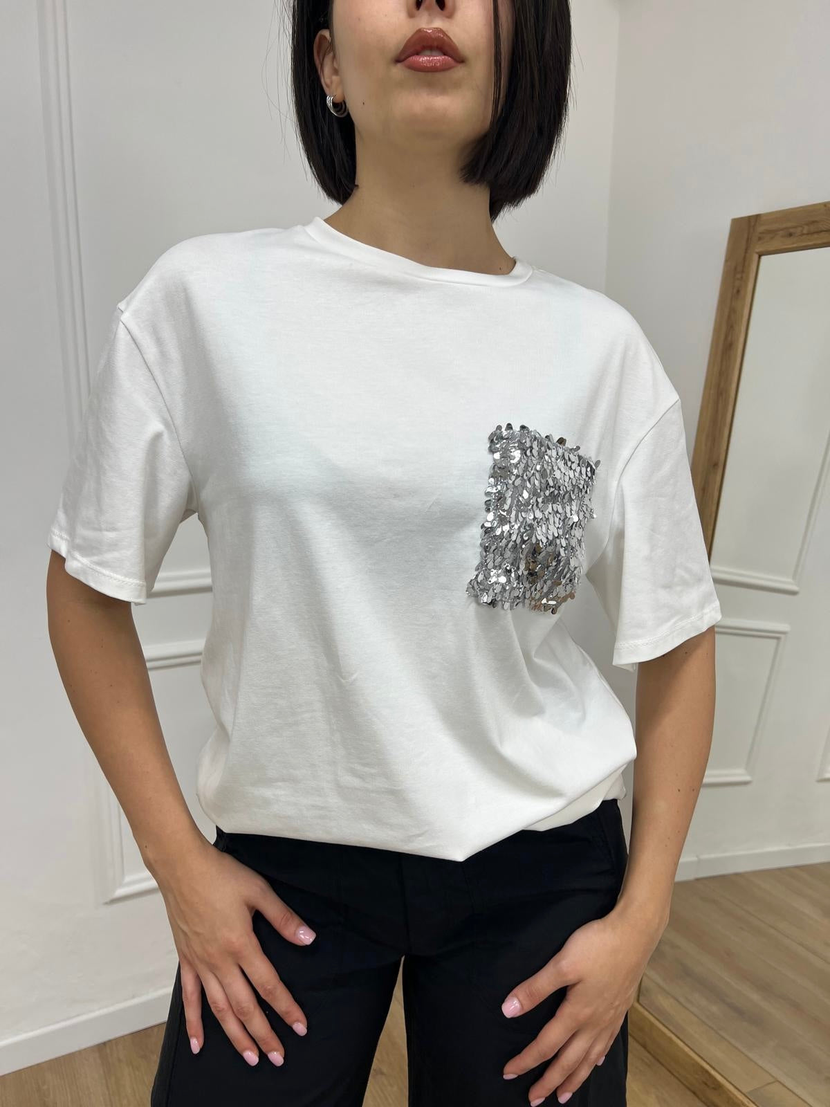 T-SHIRT GIROCOLLO M/C TASCHINO PAILLETTES LATTE SUSY MIX