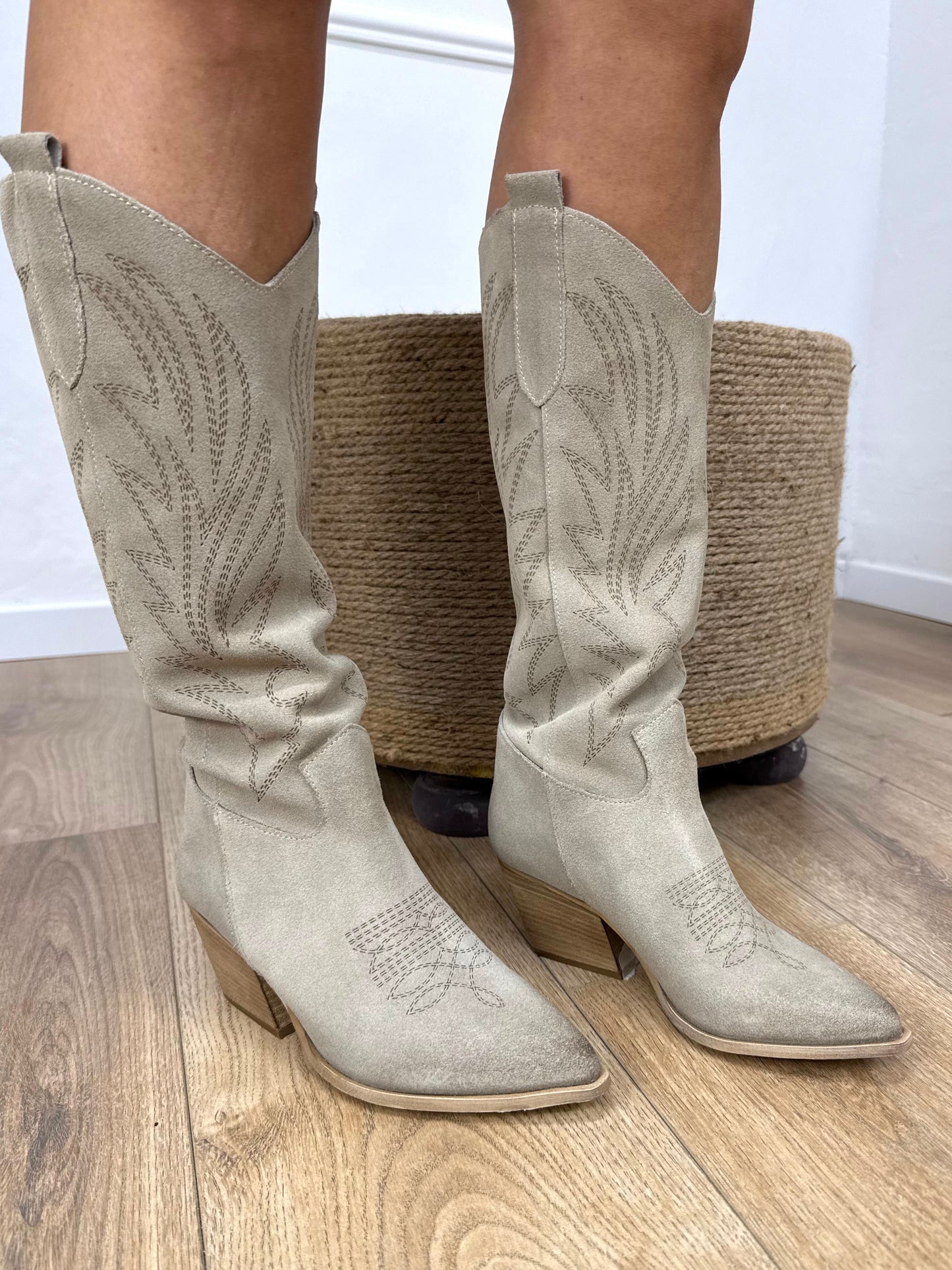 N.6 TEXANO CAMOSCIO CON RICAMO LASERATO TAUPE