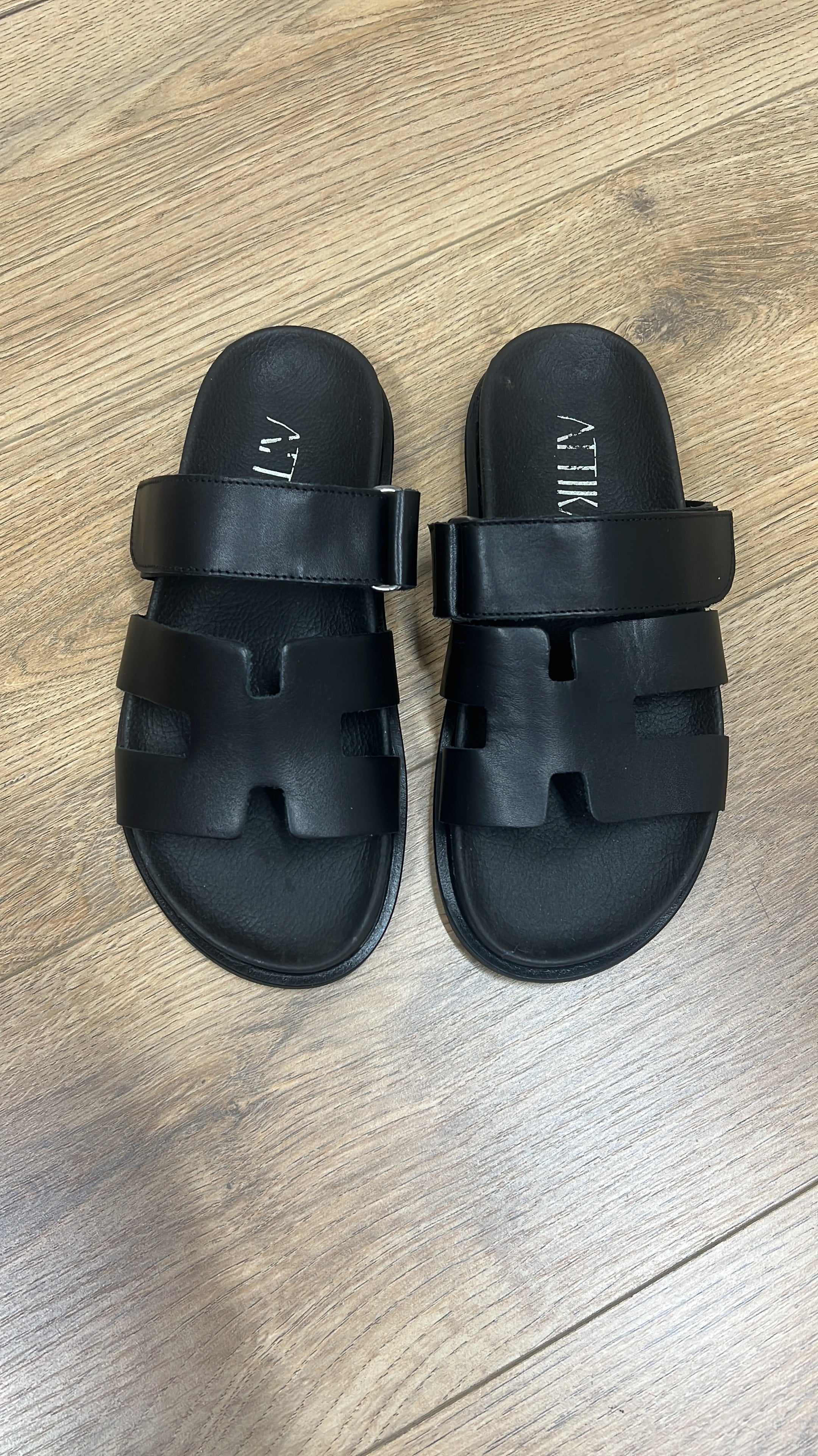 CIABATTONA “H” CAMOSCIO CON STRAPPO PELLE NERO ATTIKA