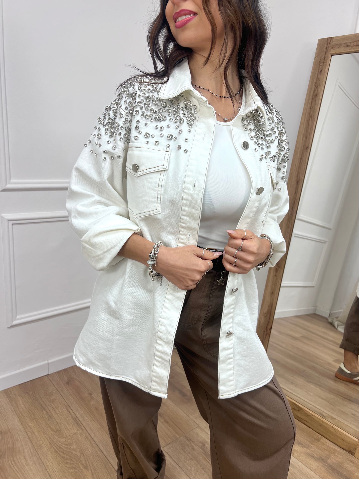 SUSY MIX CAMICIA OVER CON CABOCHON LUCE LATTE