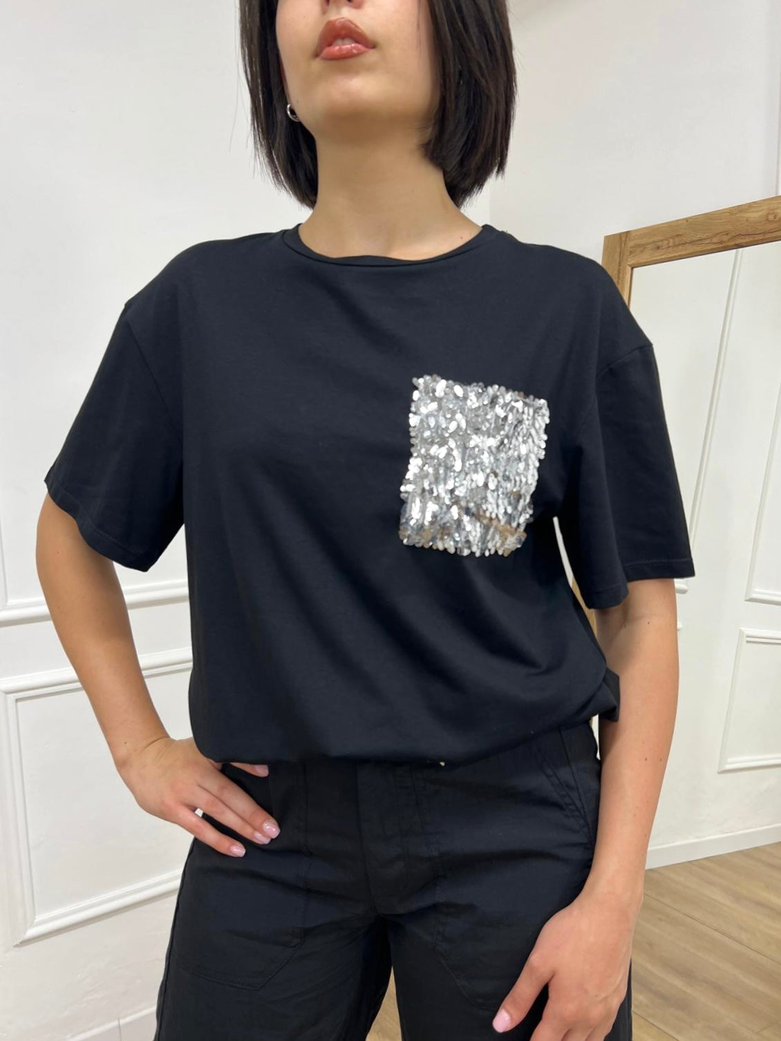 T-SHIRT GIROCOLLO M/C TASCHINO PAILLETTES NERO SUSY MIX