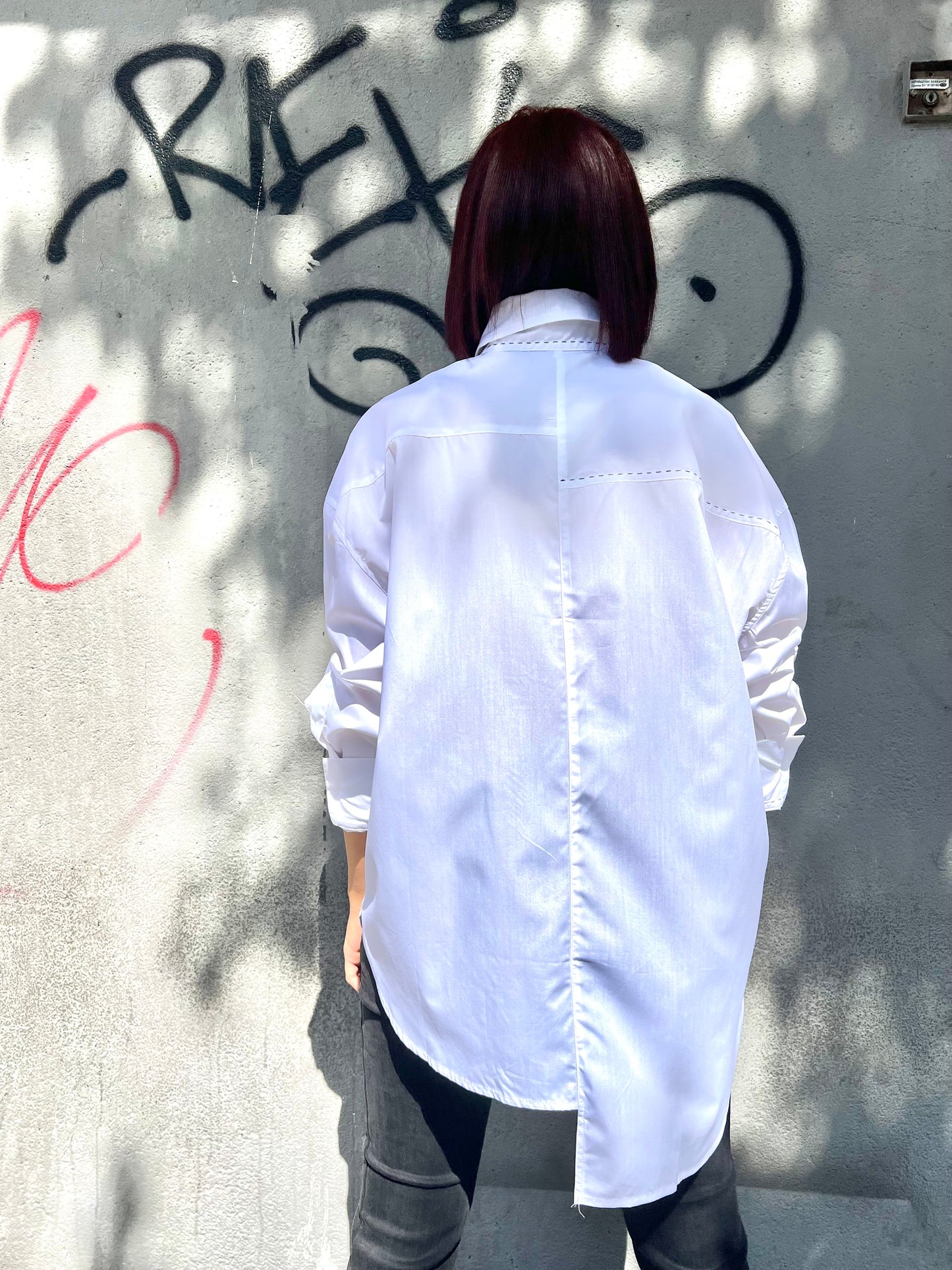 CAMICIA OVER ASIMMETRICA IMPUNTURE LOLA BIANCO