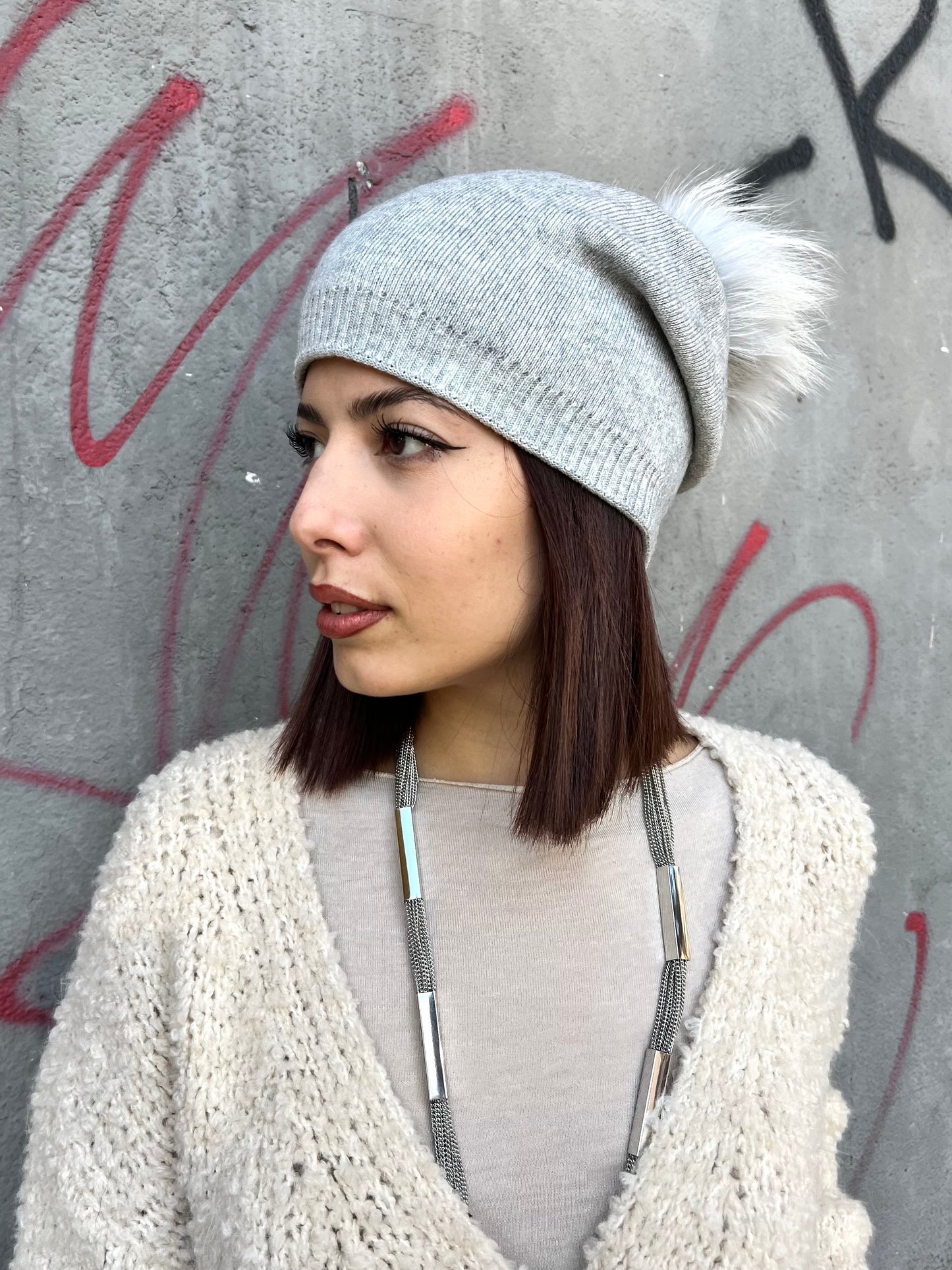 CAPPELLO SCESO CON PON PON LAPIN REMOVIBILE GRIGIO