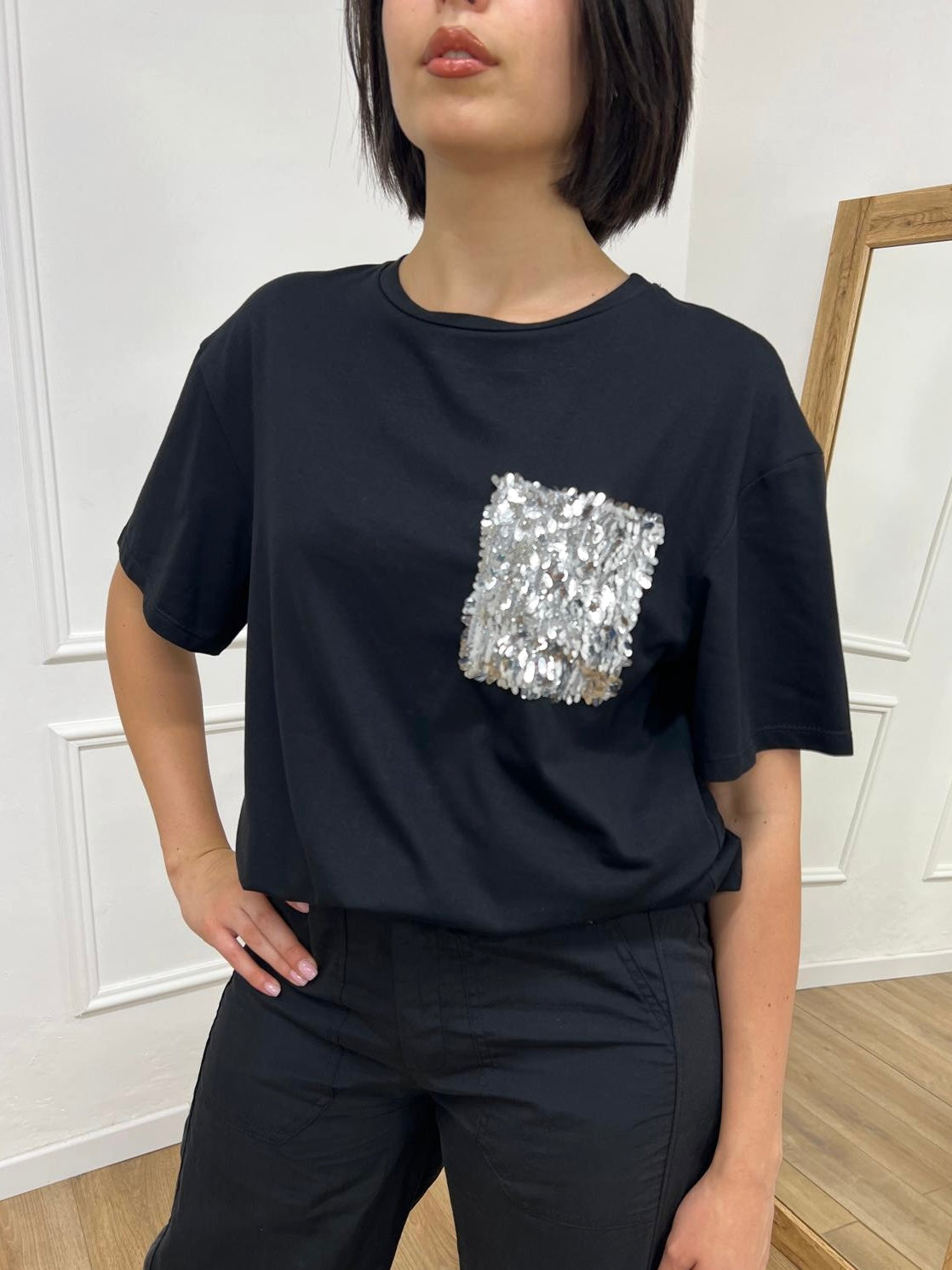 T-SHIRT GIROCOLLO M/C TASCHINO PAILLETTES NERO SUSY MIX