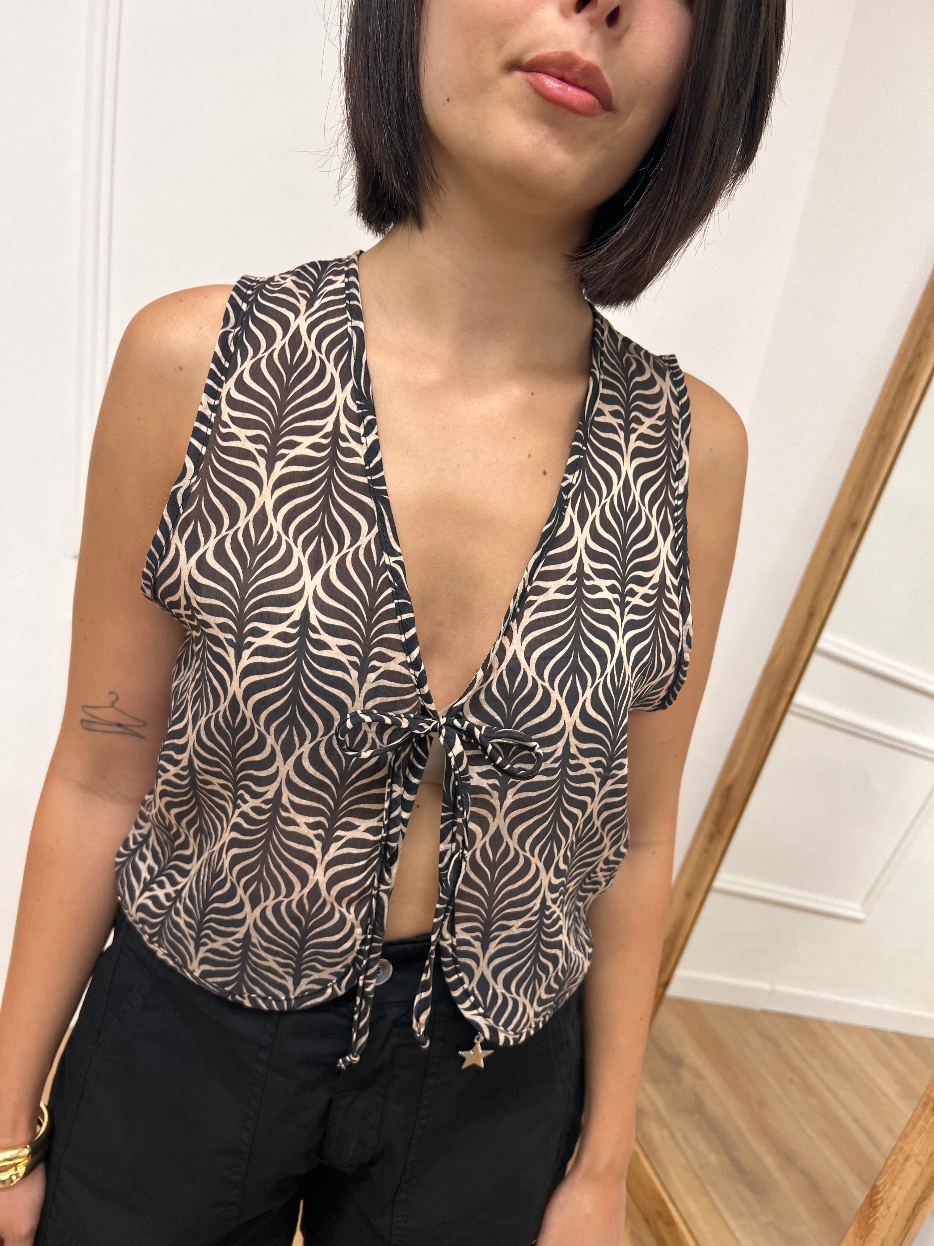 GILET CROP FIOCCO STAMPA FOGLIE NERO SUSY MIX
