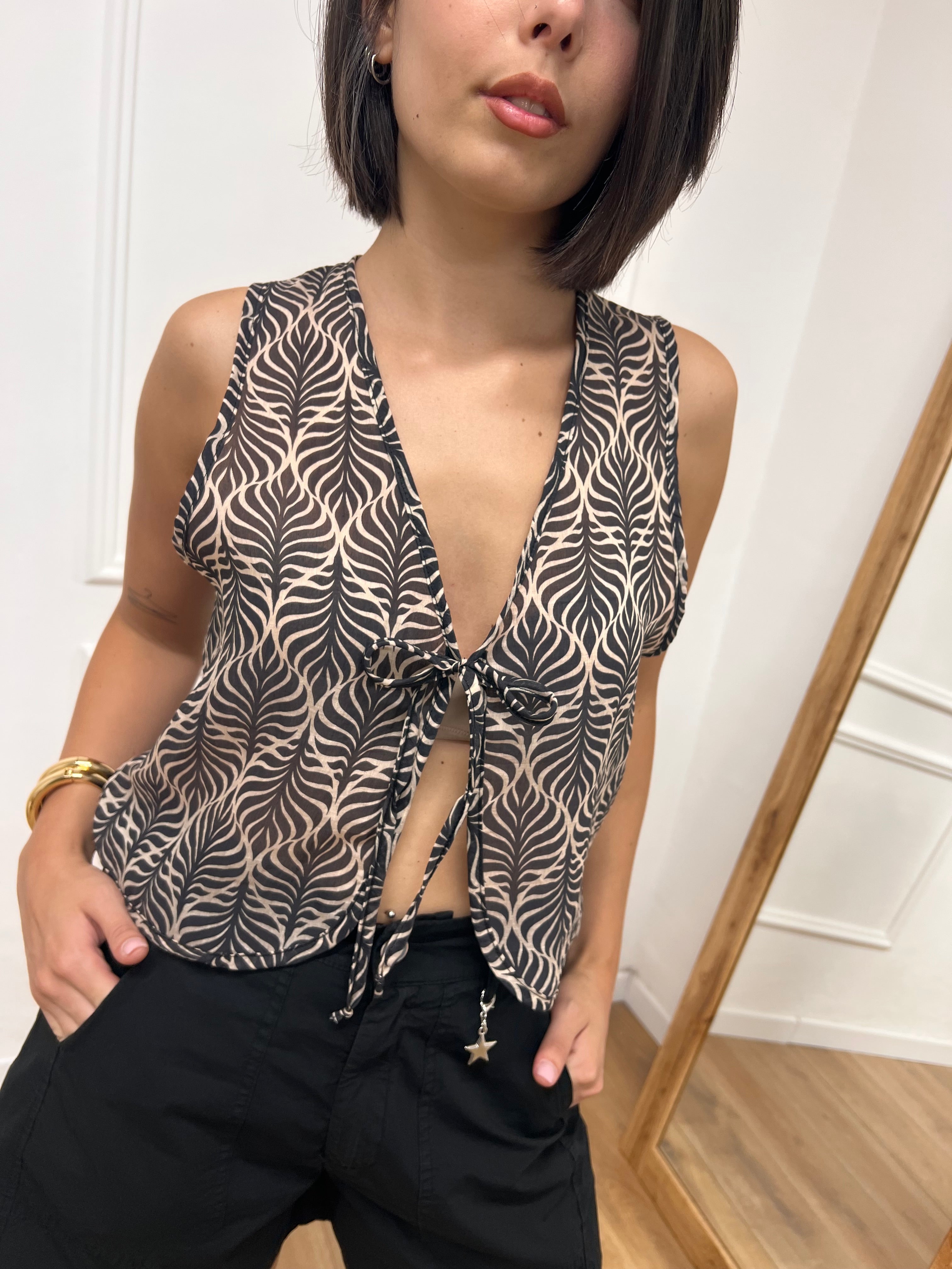 GILET CROP FIOCCO STAMPA FOGLIE NERO SUSY MIX