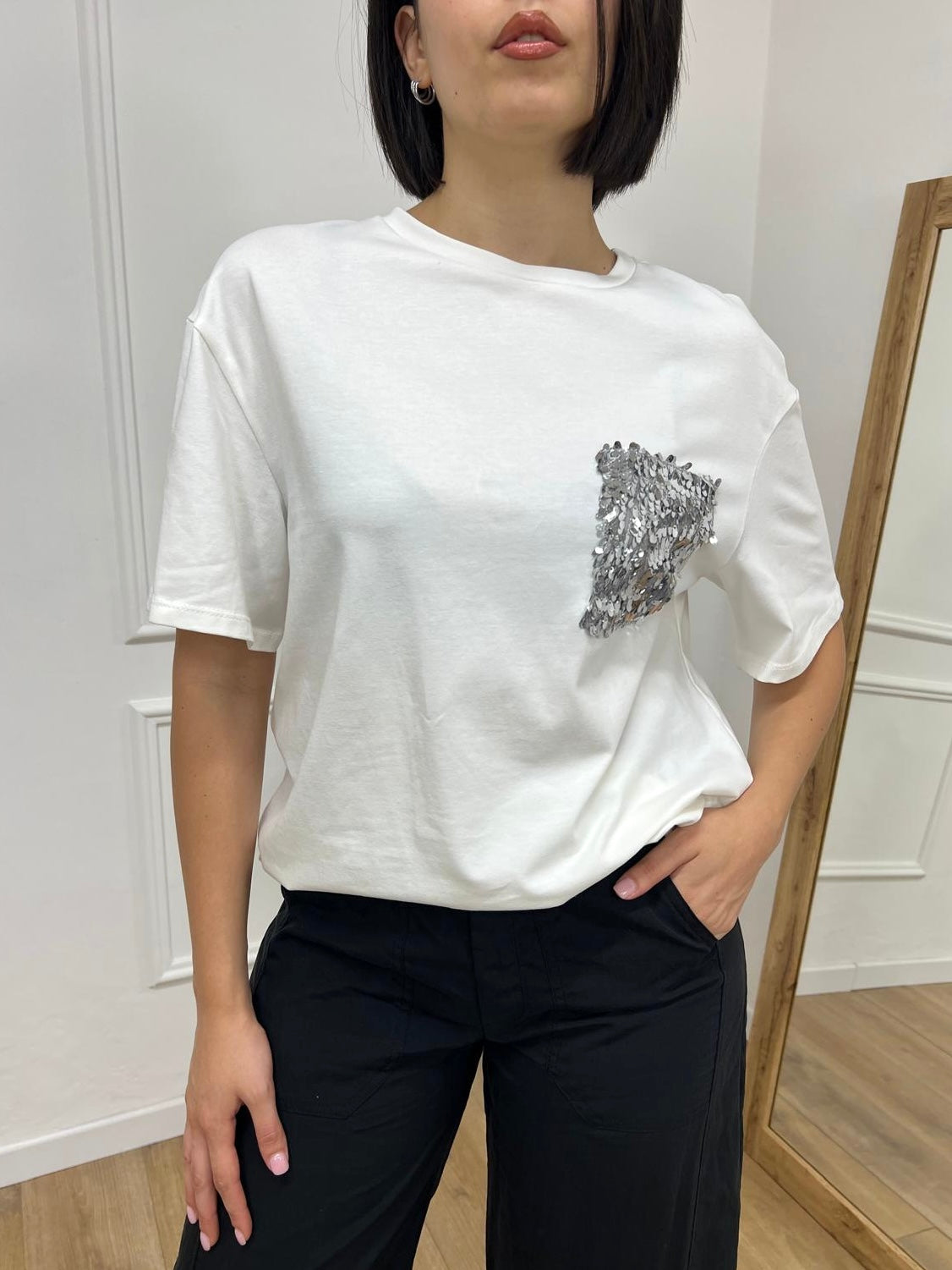 T-SHIRT GIROCOLLO M/C TASCHINO PAILLETTES LATTE SUSY MIX
