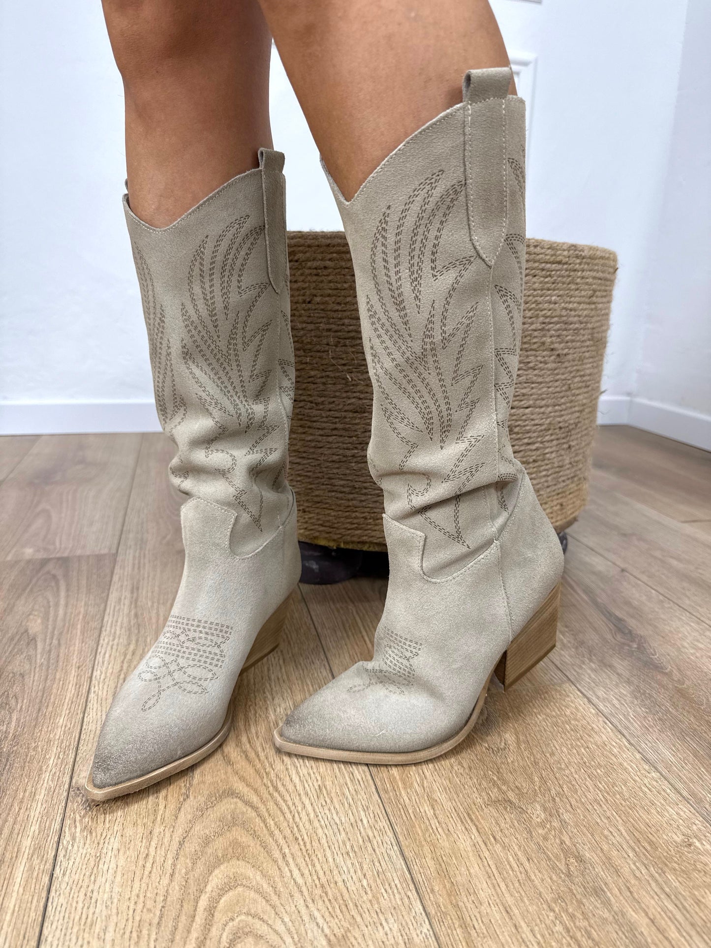 N.6 TEXANO CAMOSCIO CON RICAMO LASERATO TAUPE