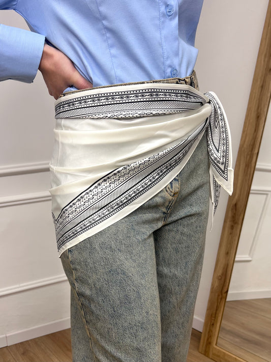 FOULARD TRIANGOLO SATIN STAMPA BANDANA LATTE