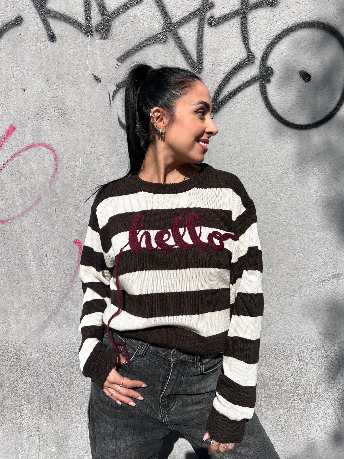 SUSY MIX MAGLIA RIGHE RICAMO “HELLO” MORO